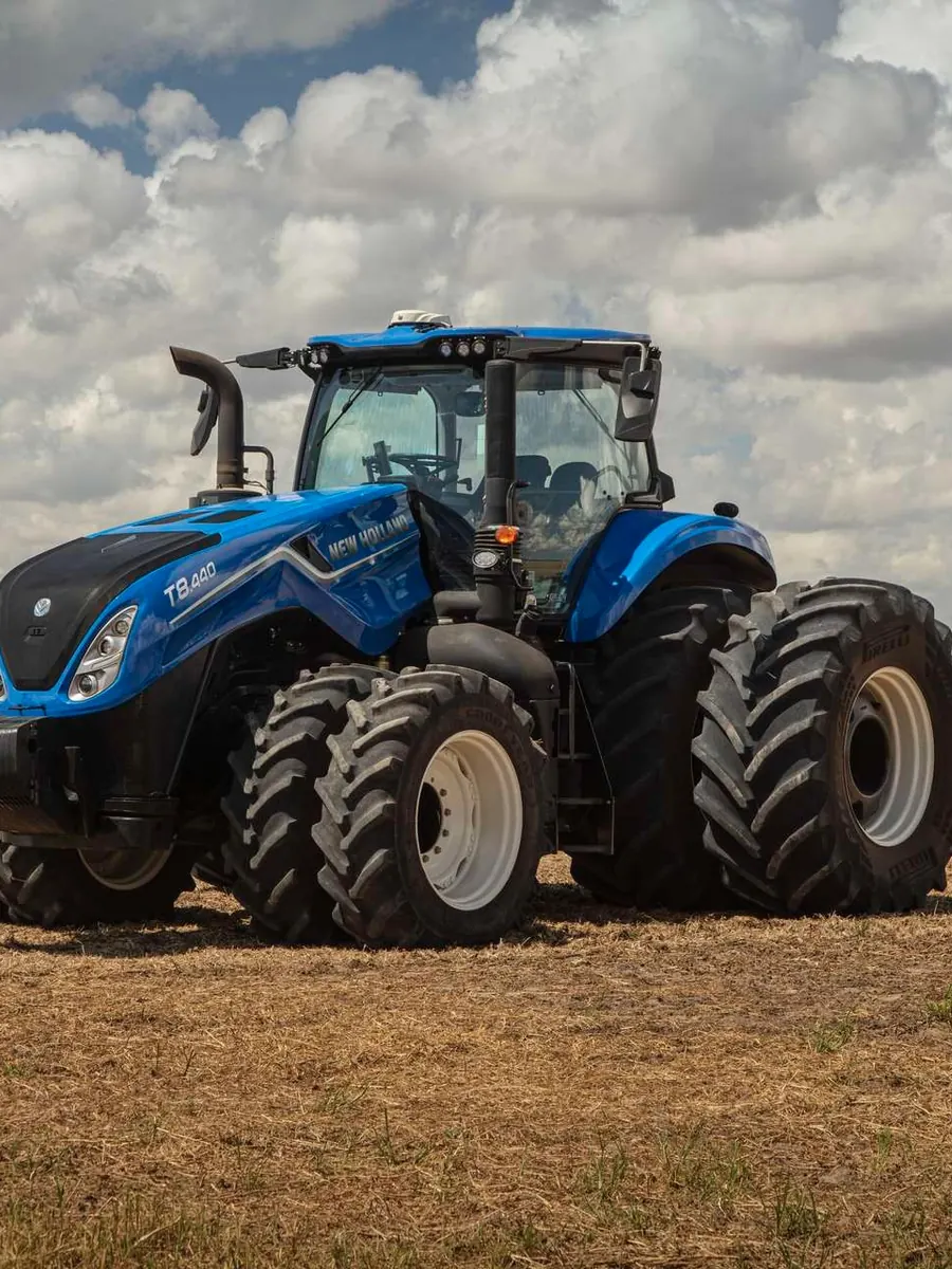 Tractor New Holland en el campo